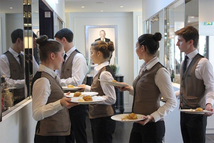 Jeunes serveurs de l'Institut Paul Bocuse