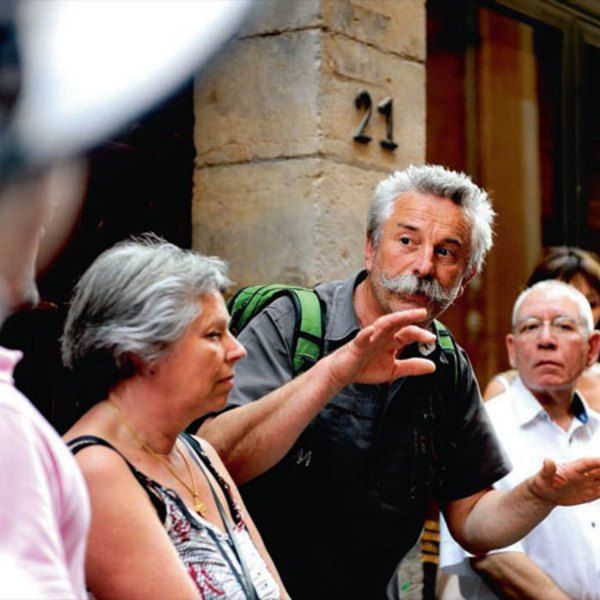 Jean Luc Chavent en pleine visite des traboules de Lyon