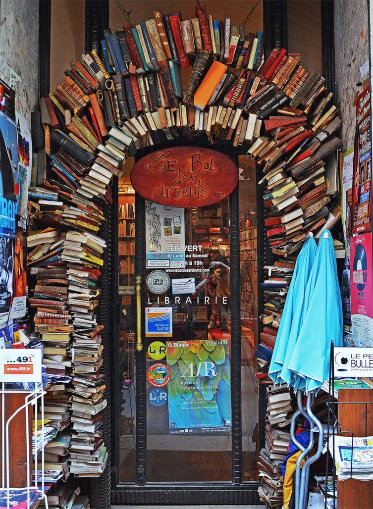 Entrée de la librairie Le Bal des ardents