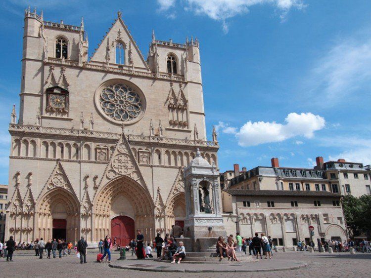 Parvis de la Cathédrale Saint Jean