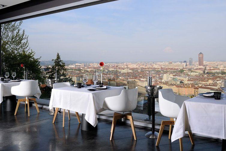 Salle de restaurant chez Christian Têtedoie et vue sur Lyon