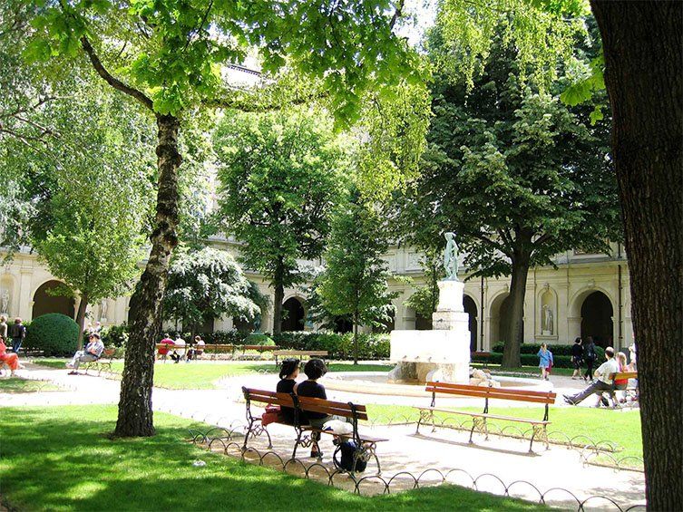 Arbres, banc et soleil dans le calme au Jardin du Musée des beaux arts