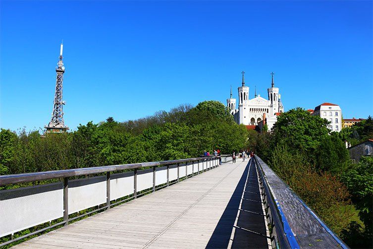 Vu sur Notre Dame de Fourvière depuis la passerelle des quatres ventes