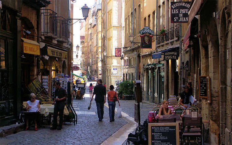 Rue Saint Jean en été à Lyon