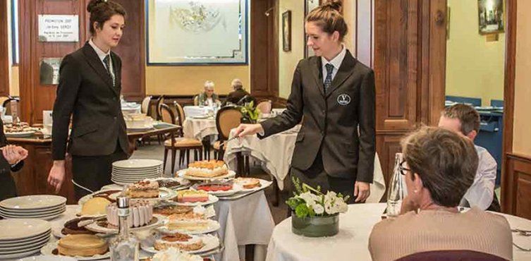 Elèves Vatel qui servent le chariot des desserts